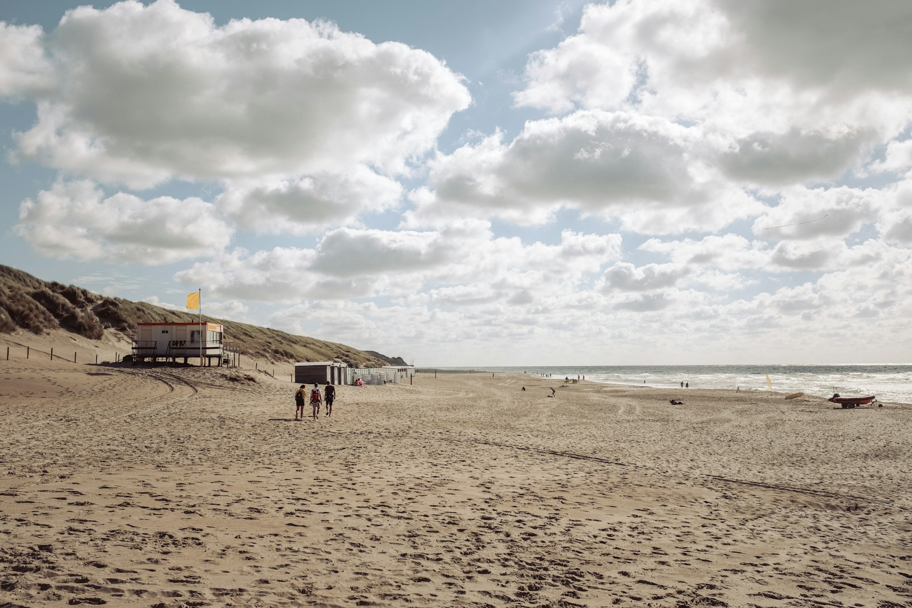 De Nederlandse kust als rustig slotbeeld: ruimte, mens en natuur vragen om één samenhangende koers.